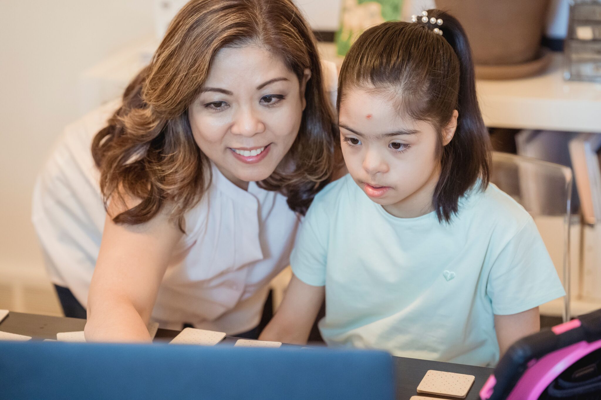 HopeWorks VITAL A woman and young girl using a computer together, showcasing family bonding and technology learning.